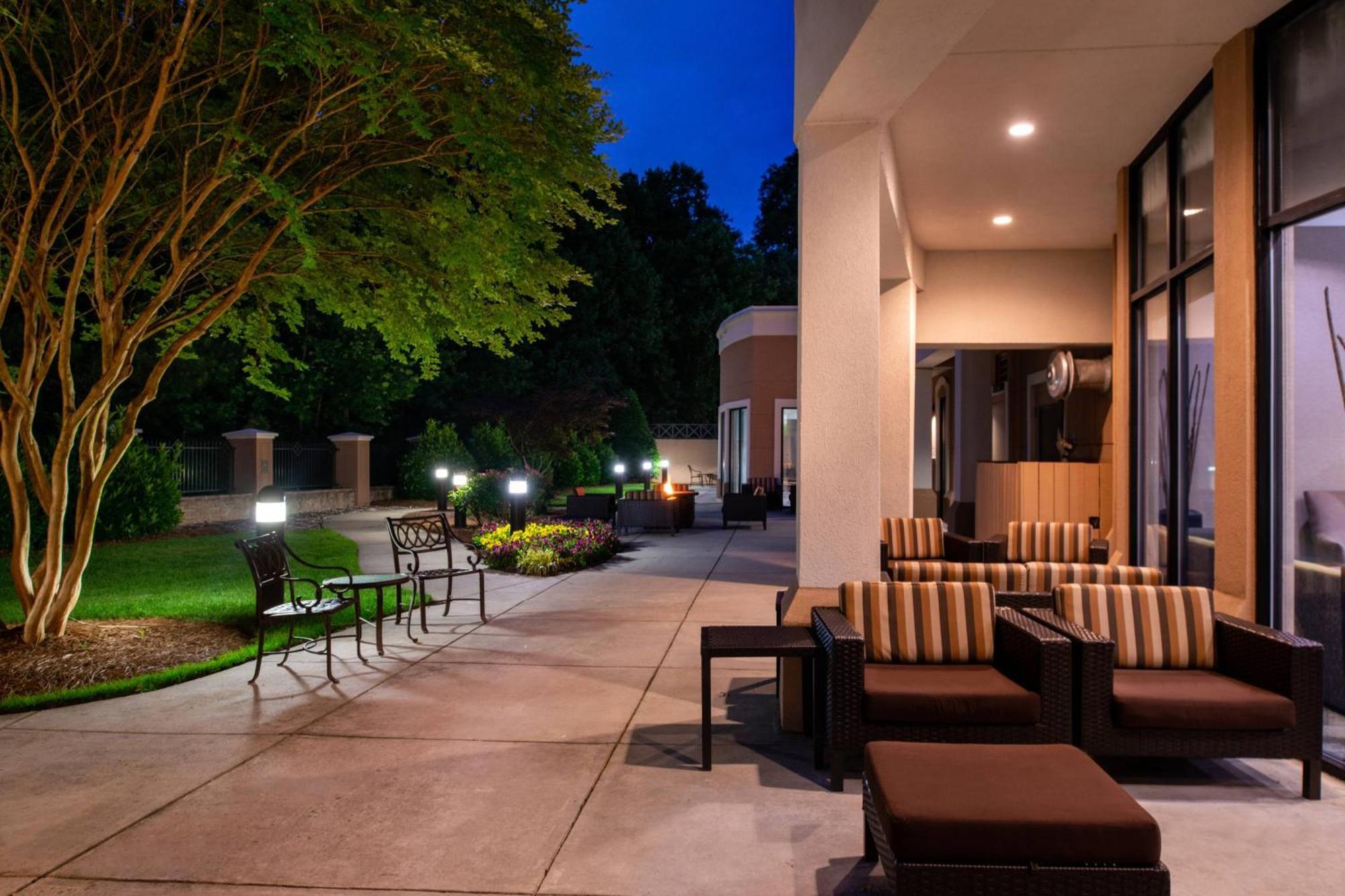 Courtyard High Point Hotel Buitenkant foto